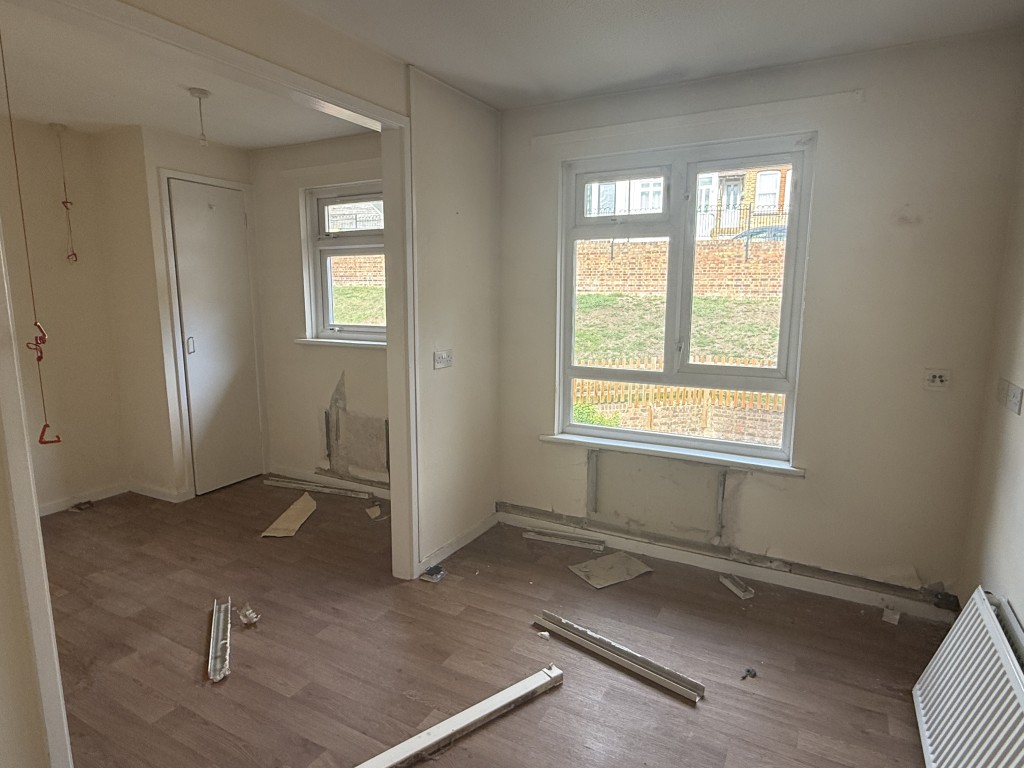 Lot: 20 - SUBSTANTIAL DETACHED BLOCK OF 23 UNITS ON 0.47 ACRES WITH DEVELOPMENT POTENTIAL - Typical Flat